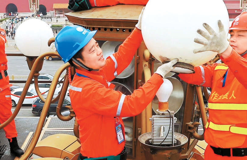 天安门前"掌灯人"陈春光:要保证华灯功能百分之百地发挥|灯杆_新浪