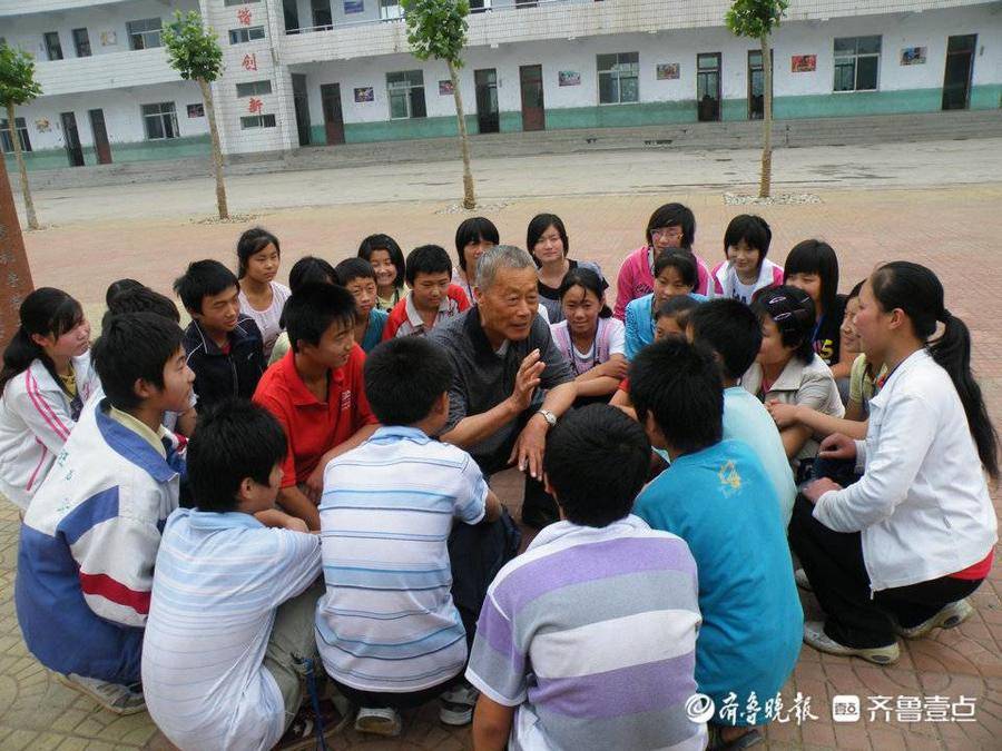 我们的十年｜“布鞋校长”李振华：学生过万，半数当老师休闲区蓝鸢梦想 - Www.slyday.coM