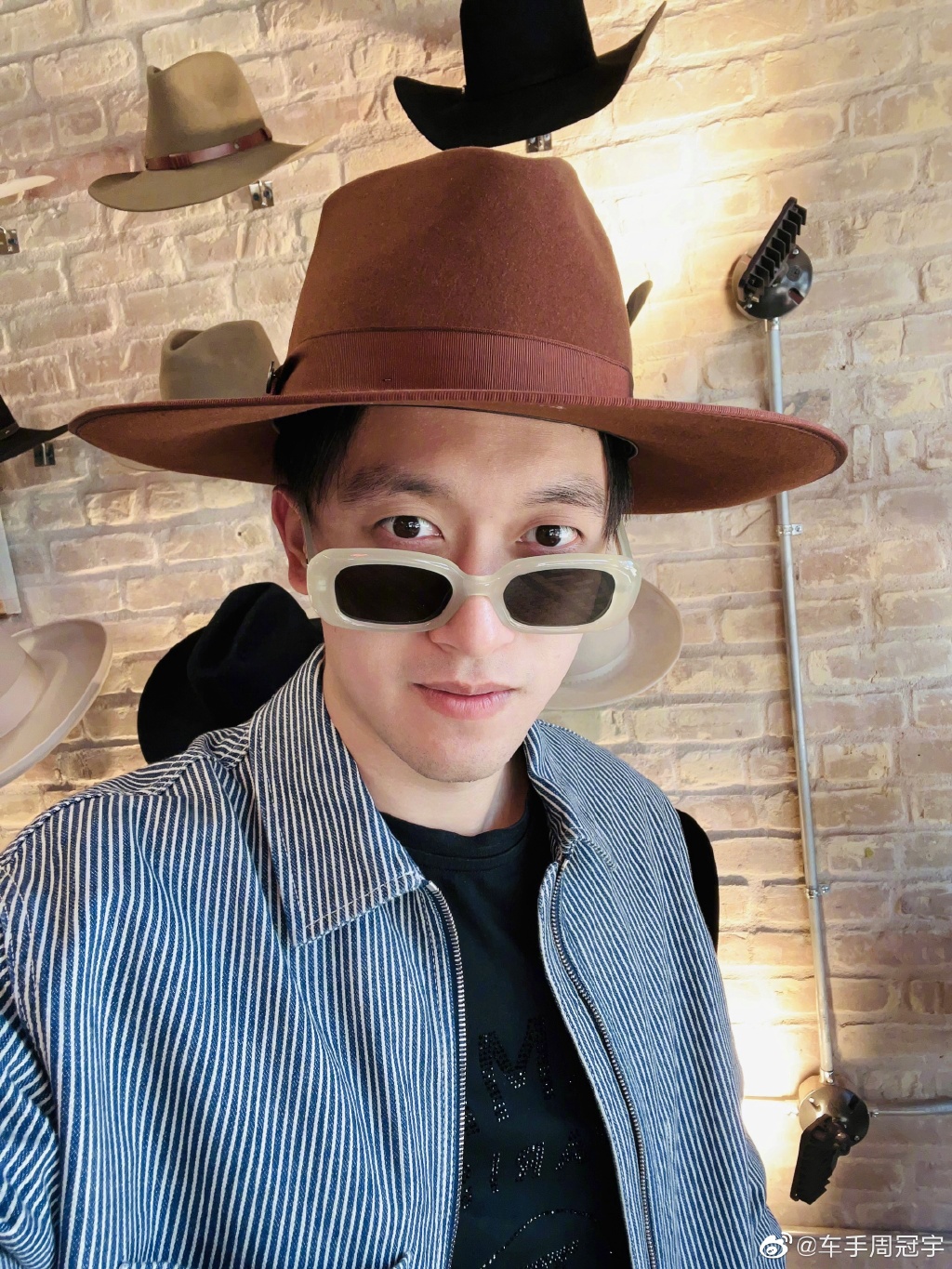 2022F1美国大奖赛举办在即  周冠宇一身牛仔打扮帅气十足休闲区蓝鸢梦想 - Www.slyday.coM