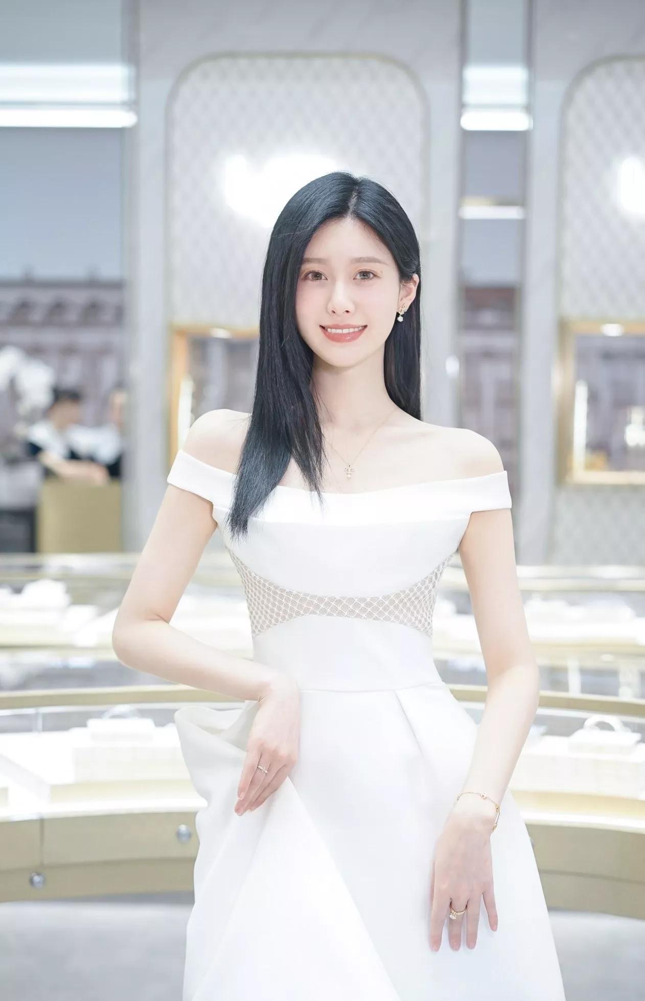 "北影校花"王子璇,青涩靓丽,被誉为"古典女神"__财经头条