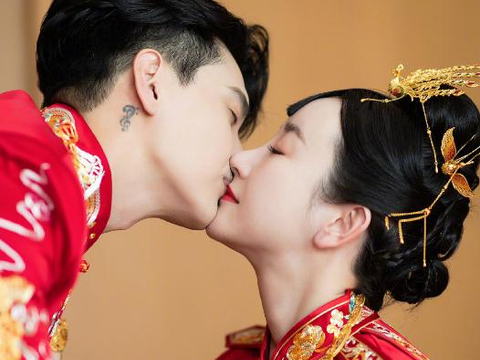 张檬金恩圣婚礼内场照曝光,两人深情拥吻,伴娘海陆感动到擦泪