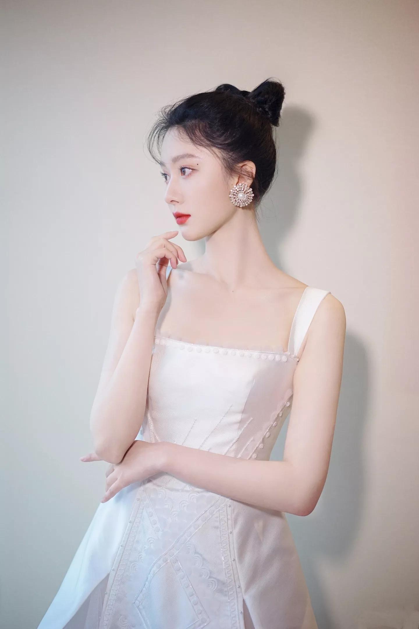 "北影校花"王子璇,青涩靓丽,被誉为"古典女神"__财经头条