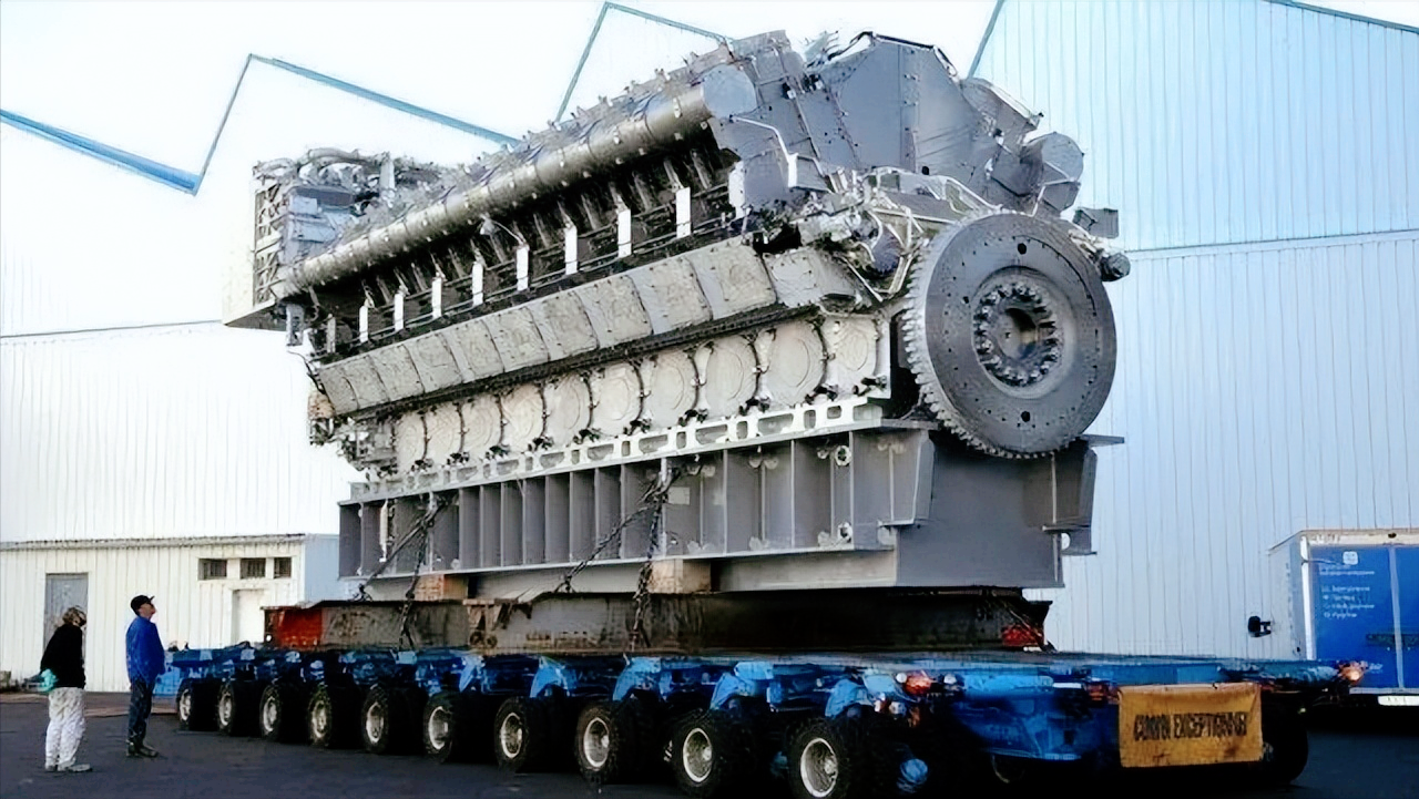世界上最大柴油发动机,2300吨重5层楼高,每小时消耗6400升柴油