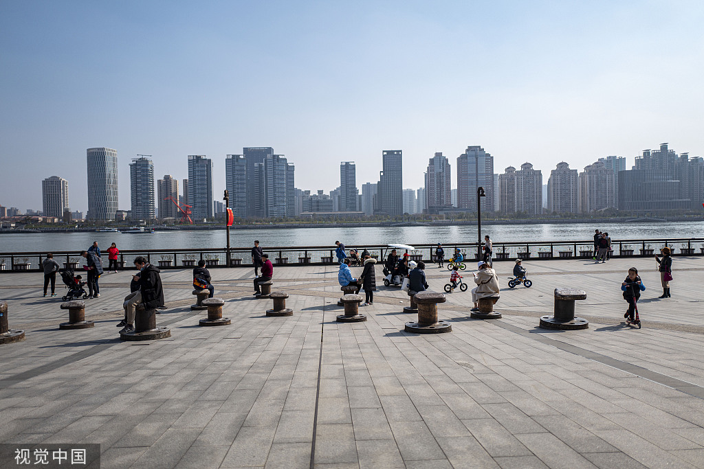 2022年2月27日，上海杨浦滨江，市民在休息。视觉中国 资料图