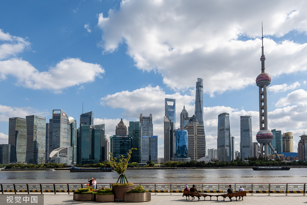 2022年10月18日，上海，虹口北外滩滨江景观平台上一些市民和游客正在观光游览，黄浦江对岸的东方明珠、上海中心大厦等地标建筑在蓝天白云映衬下，格外美丽。视觉中国 图