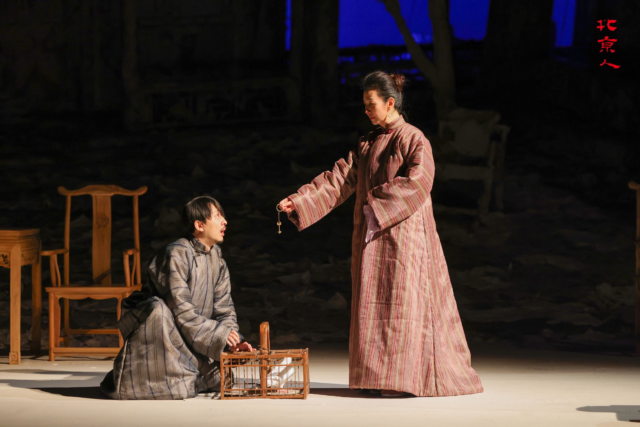 让台上台下一起享受安静的戏剧，人艺《北京人》十年后再回归休闲区蓝鸢梦想 - Www.slyday.coM