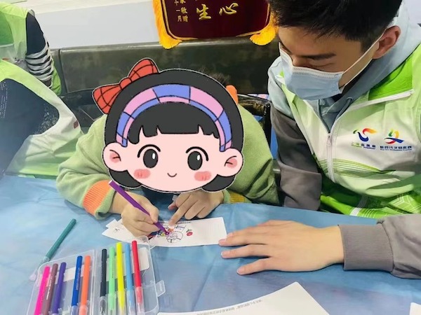 教小朋友们用手中的画笔涂色  咖啡杯套文化创意活动传递“捧在手心里的温暖”休闲区蓝鸢梦想 - Www.slyday.coM