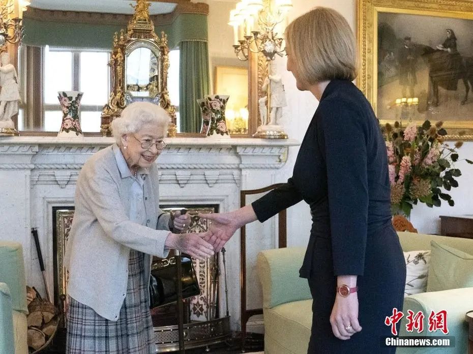 2022年9月6日，英国苏格兰，英国首相特拉斯觐见英国女王伊丽莎白二世。图片来源：视觉中国