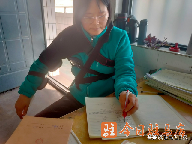 她依然很美！驻马店这名老师戴着“装备”给学生上课休闲区蓝鸢梦想 - Www.slyday.coM