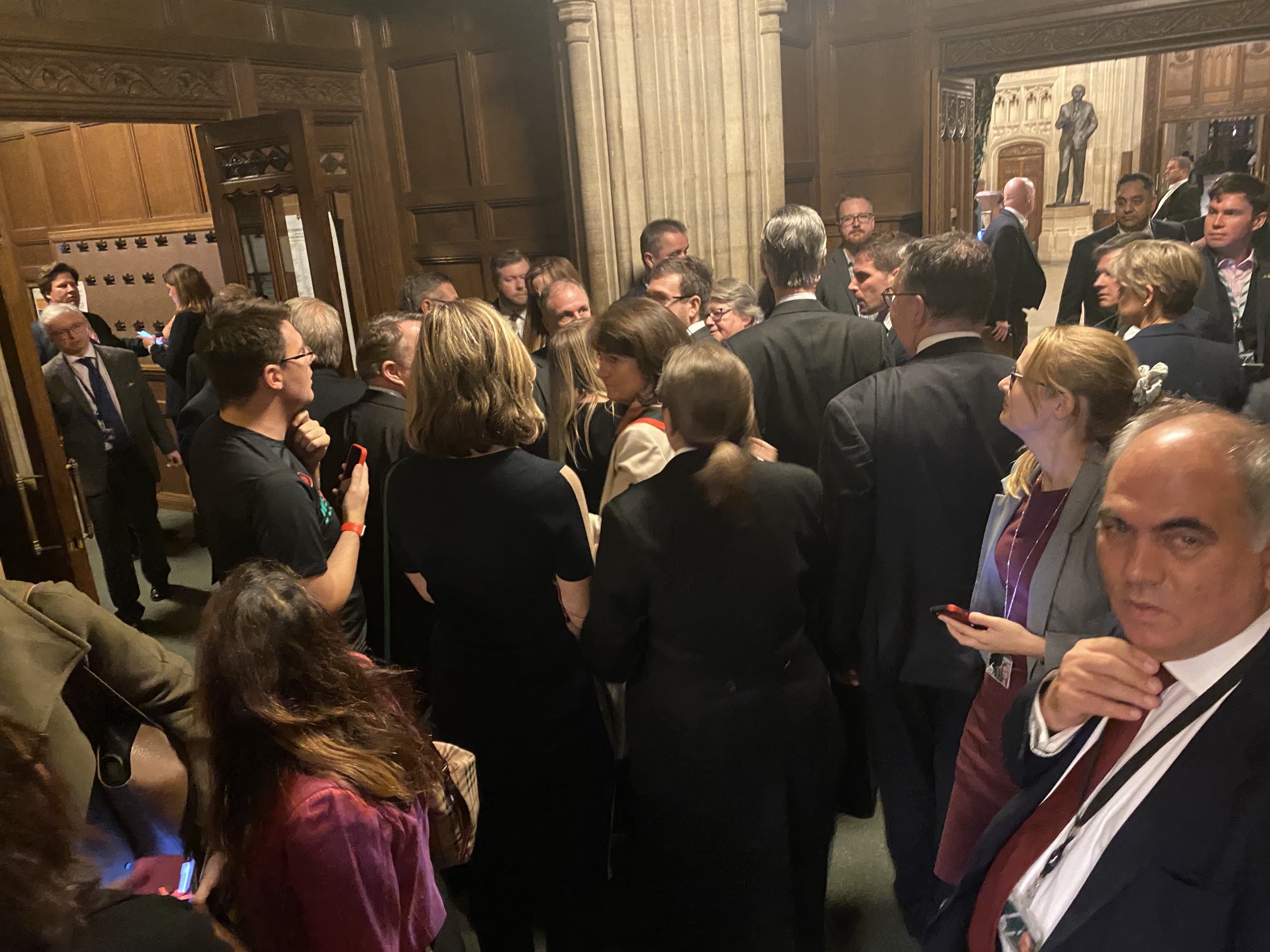 隔夜又失一名内阁大臣，英国首相特拉斯政府“濒临崩溃”休闲区蓝鸢梦想 - Www.slyday.coM