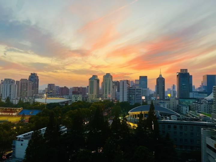 杭州的秋天真是从早美到晚，这会儿刷屏的云是什么云？朋友圈说“五彩祥云”的完胜休闲区蓝鸢梦想 - Www.slyday.coM