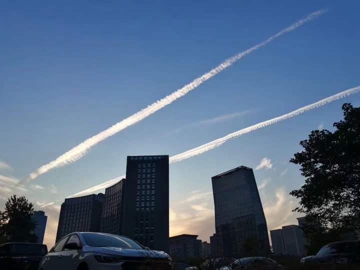 杭州的秋天真是从早美到晚，这会儿刷屏的云是什么云？朋友圈说“五彩祥云”的完胜休闲区蓝鸢梦想 - Www.slyday.coM