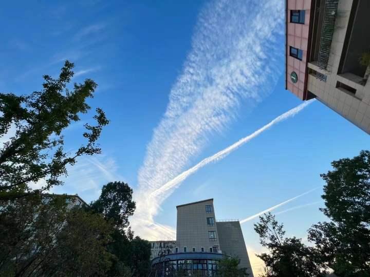 杭州的秋天真是从早美到晚，这会儿刷屏的云是什么云？朋友圈说“五彩祥云”的完胜休闲区蓝鸢梦想 - Www.slyday.coM