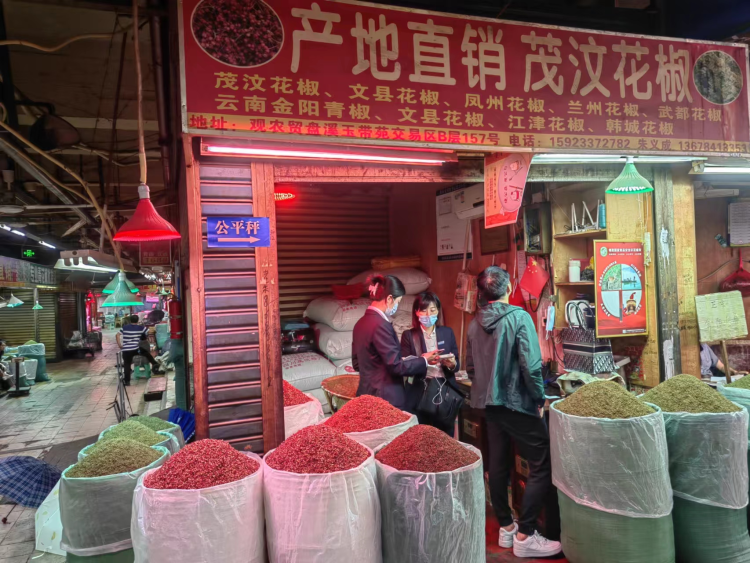 重庆三峡银行空港支行为盘溪观农贸市场个体工商户介绍该行收钱码和