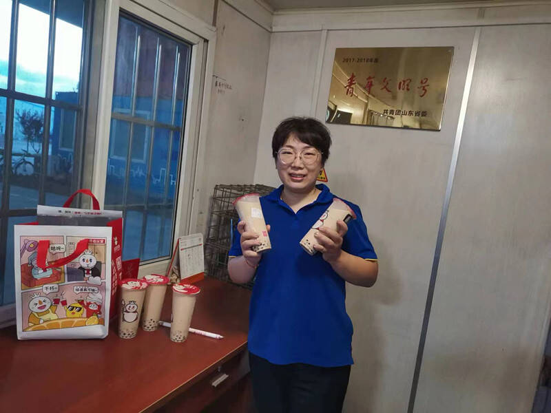 青岛女司机热心帮忙修车 车主次日在同一时间地点等候送奶茶 网友：相互奔赴的真诚让城市更温暖休闲区蓝鸢梦想 - Www.slyday.coM