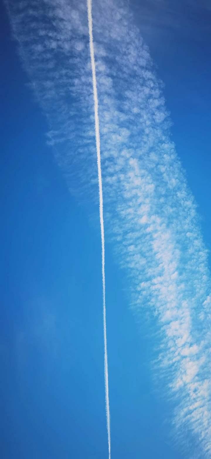 杭州的秋天真是从早美到晚，这会儿刷屏的云是什么云？朋友圈说“五彩祥云”的完胜休闲区蓝鸢梦想 - Www.slyday.coM