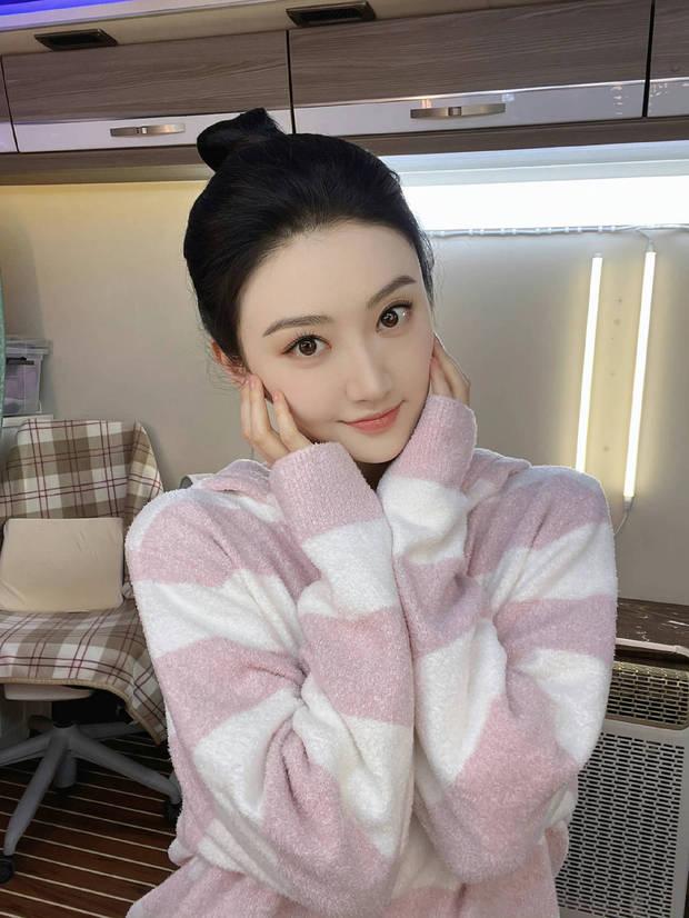 景甜对镜比心甜笑温柔,皮肤白皙精致可人|景甜|白皙|皮肤_新浪新闻