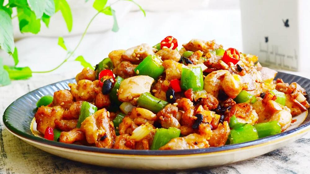 食材:仔鸡调料:菜籽油,猪油,青椒,小米辣,青红花椒,木耳,蒜,姜,料酒