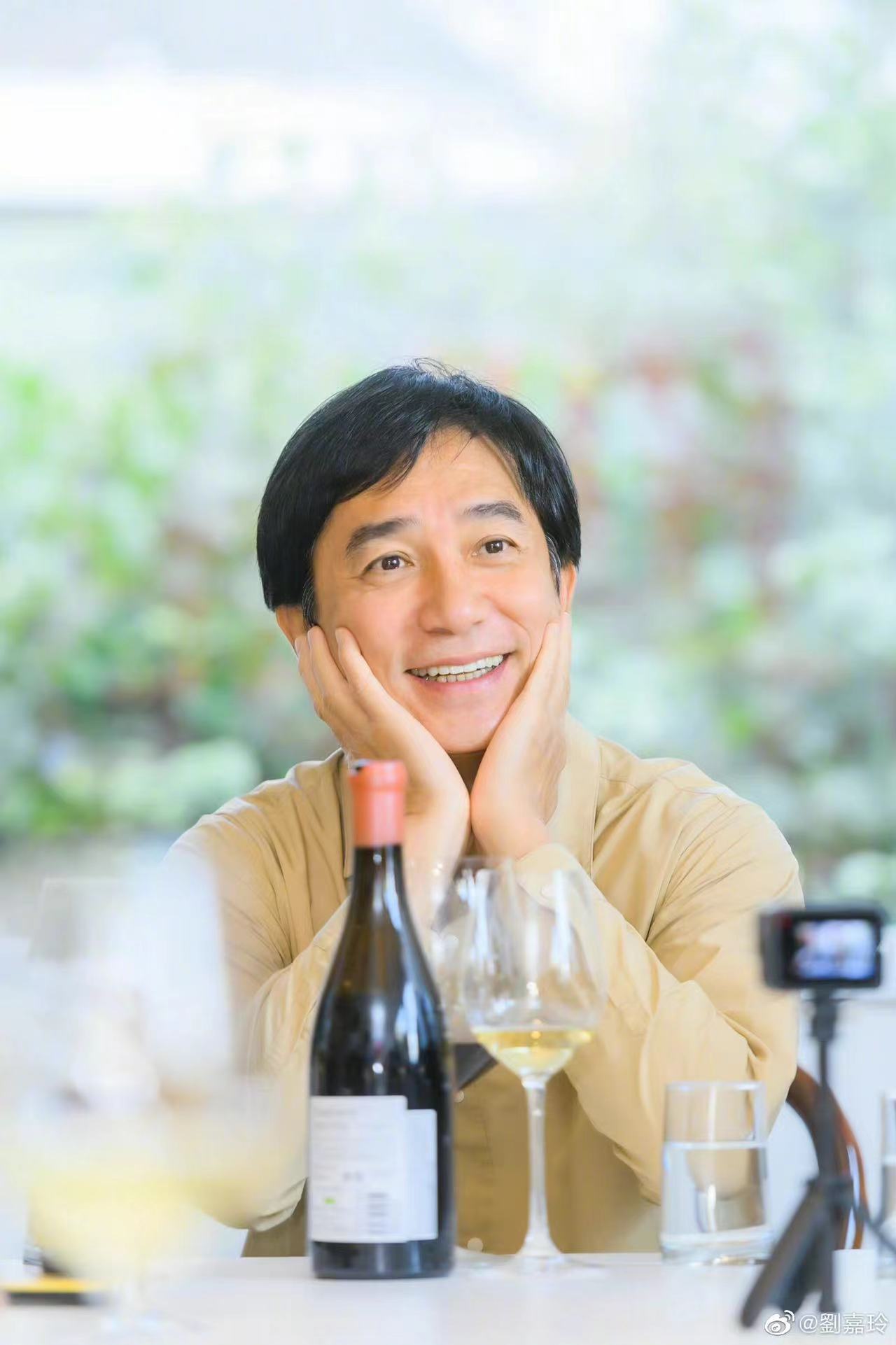 刘嘉玲晒见面会照,梁朝伟捧脸甜笑超可爱,不愧是"最强站姐,炫夫狂魔"