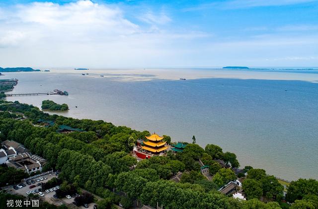 2022年6月21日,湖南岳阳,航拍岳阳楼与洞庭湖,气象万千,美不胜收。视觉中国 资料图