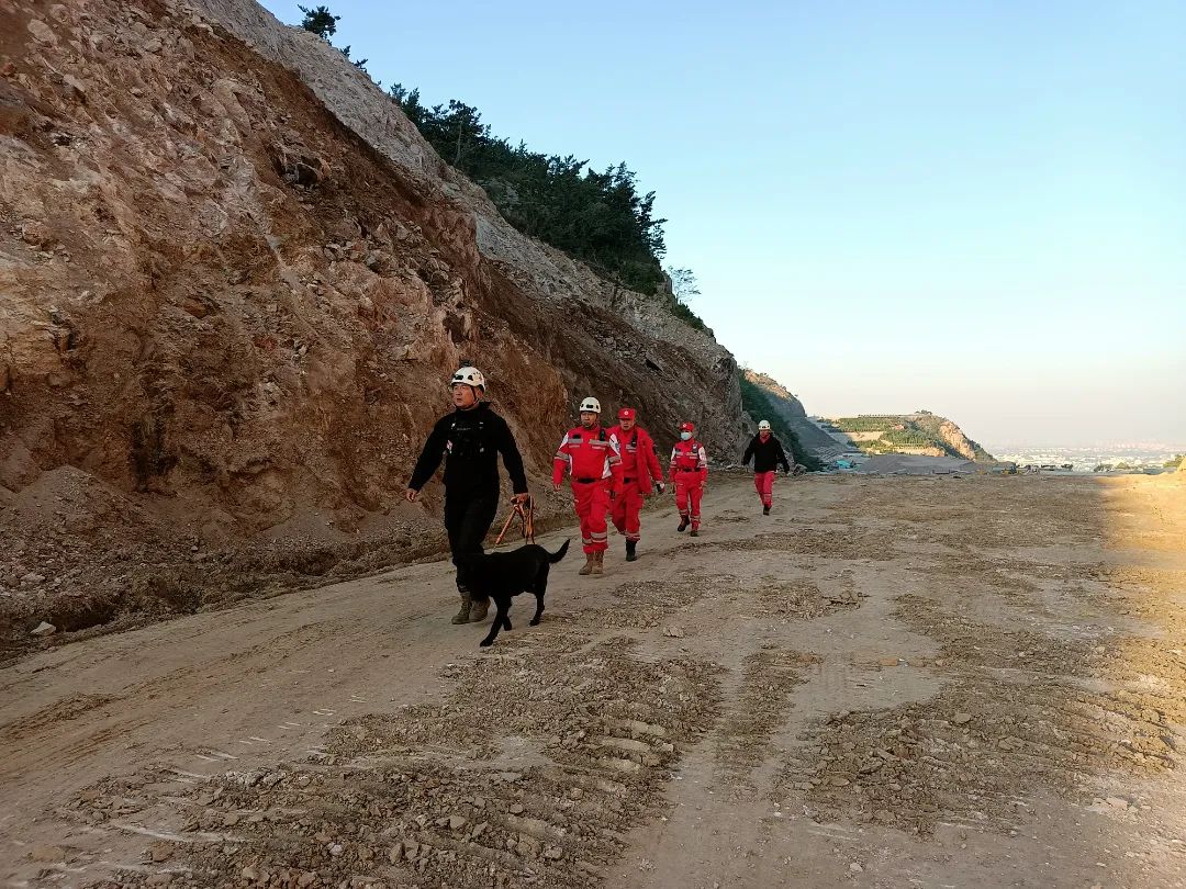 “汪汪队立大功！” 登山失联一夜的老人，被“它”找到了…休闲区蓝鸢梦想 - Www.slyday.coM