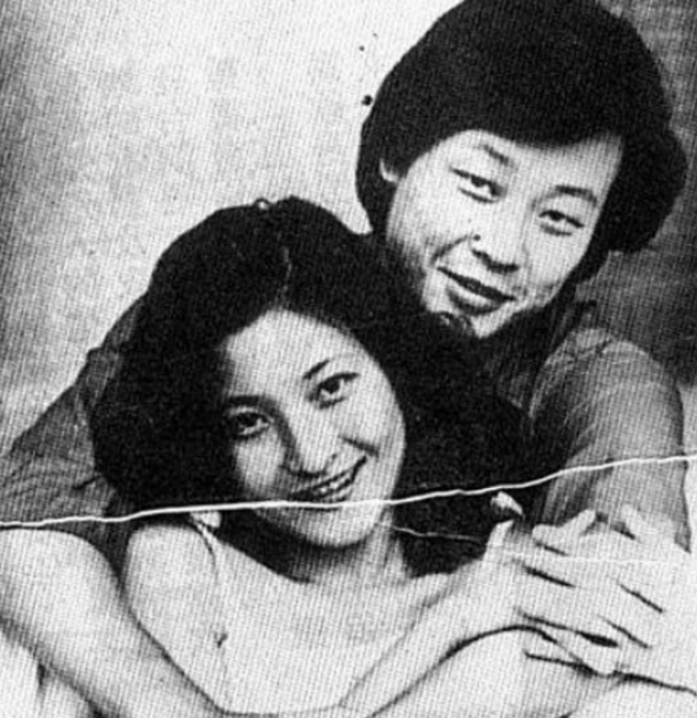 68岁寇世勋与杨紫琼聚会!紧贴肩膀姿势亲密,与两位老婆共处26年