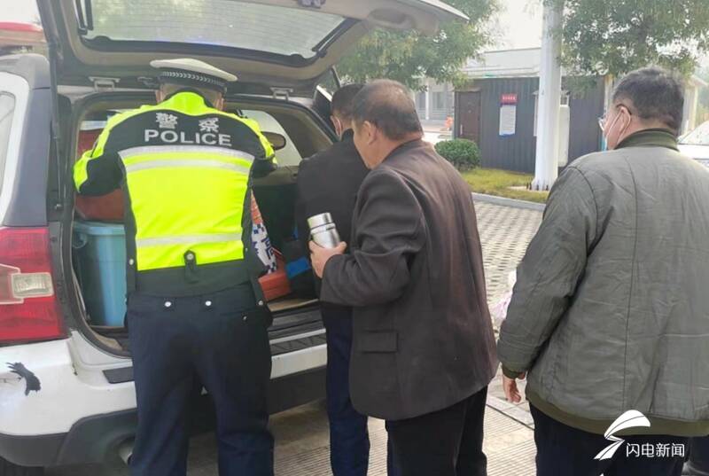 太不靠谱了！高速公路上汽车爆胎，司机扔下乘客独自去修车休闲区蓝鸢梦想 - Www.slyday.coM