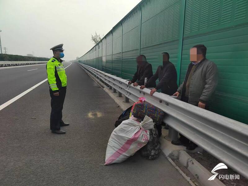 太不靠谱了！高速公路上汽车爆胎，司机扔下乘客独自去修车休闲区蓝鸢梦想 - Www.slyday.coM