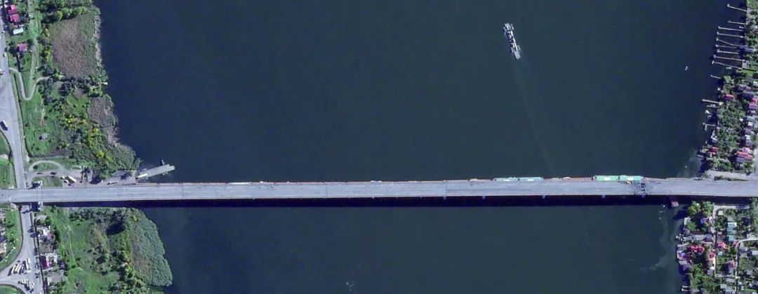 俄罗斯完成跨越第聂伯河的浮桥建造的卫星图。