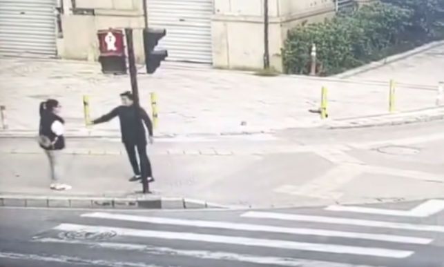 凌晨5点，女子在街头崩溃大哭，这时她走了过来……休闲区蓝鸢梦想 - Www.slyday.coM