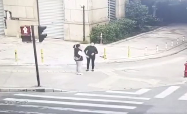 凌晨5点，女子在街头崩溃大哭，这时她走了过来……休闲区蓝鸢梦想 - Www.slyday.coM