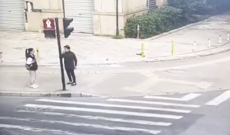 凌晨5点，女子在街头崩溃大哭，这时她走了过来……休闲区蓝鸢梦想 - Www.slyday.coM