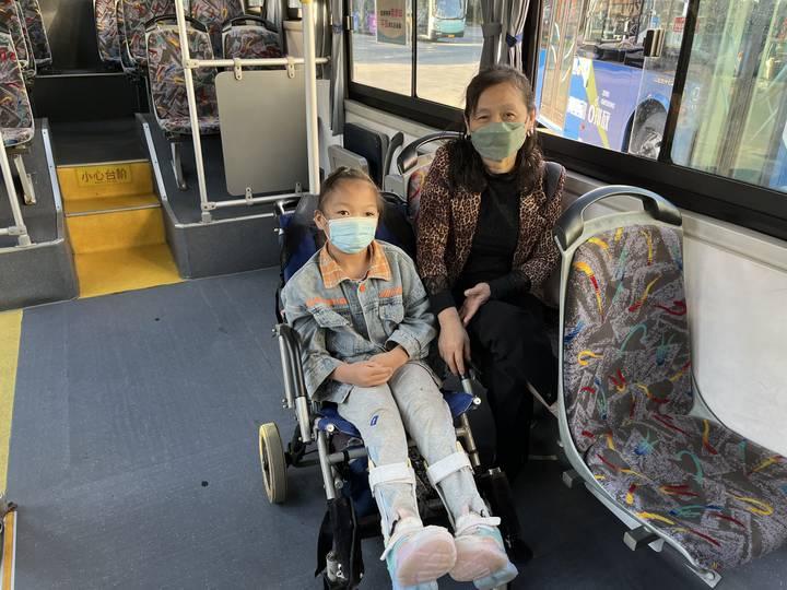 每天坐轮椅到十公里外上学，怎么走才安全？杭州9岁女孩和公交叔叔有了这份温暖约定休闲区蓝鸢梦想 - Www.slyday.coM