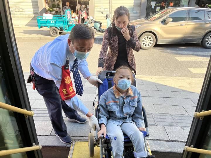 每天坐轮椅到十公里外上学，怎么走才安全？杭州9岁女孩和公交叔叔有了这份温暖约定休闲区蓝鸢梦想 - Www.slyday.coM