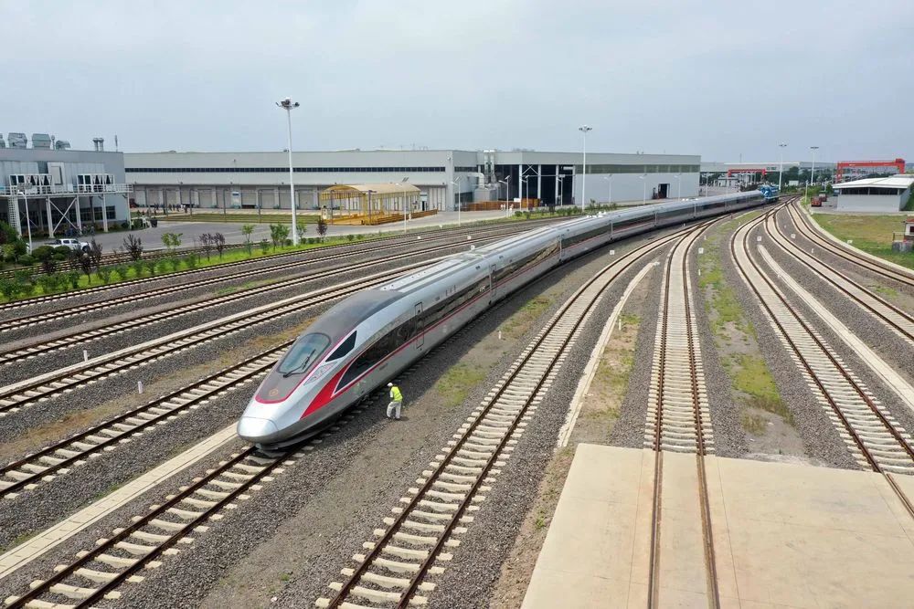 在位于山东青岛的中车四方股份公司，一辆复兴号列车正在出厂（2021年7月1日摄）。新华社发