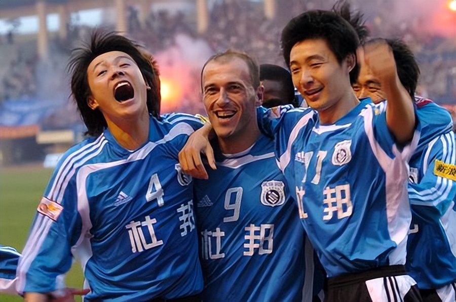 比分落后的武汉黄鹤楼换人加强进攻,大连实德则用小将冯潇霆换下邹捷