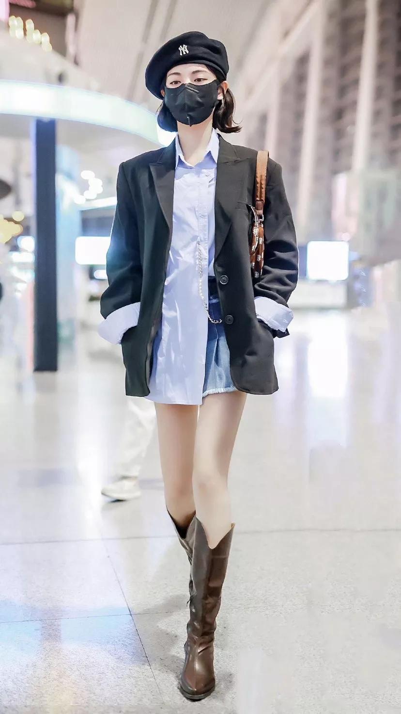 许佳琪机场酷飒骑士靴穿搭look,姐姐的腿是真的绝
