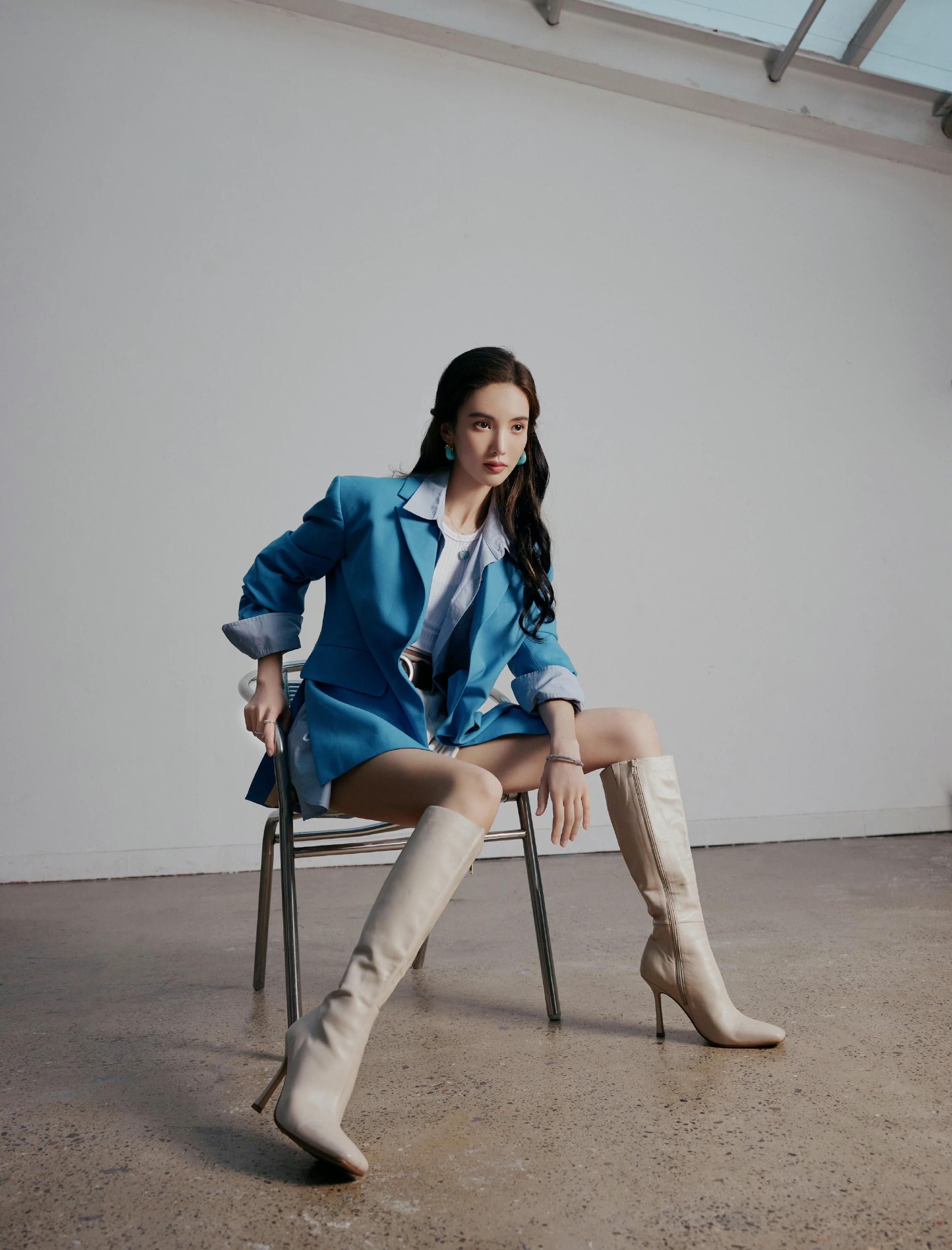 金晨不愧是舞蹈出身,两件单品叠穿好洋气,性感火辣的身材很撩人|金晨