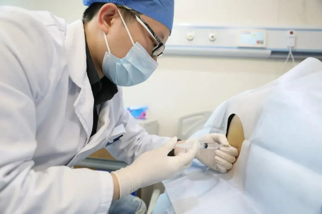 2022年1月1日,医生为患者注射诺西那生钠注射液.新京报资料图