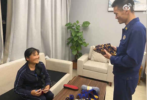 暖心又暖身！消防员妈妈来探亲，给“儿子们”做了一批拖鞋休闲区蓝鸢梦想 - Www.slyday.coM