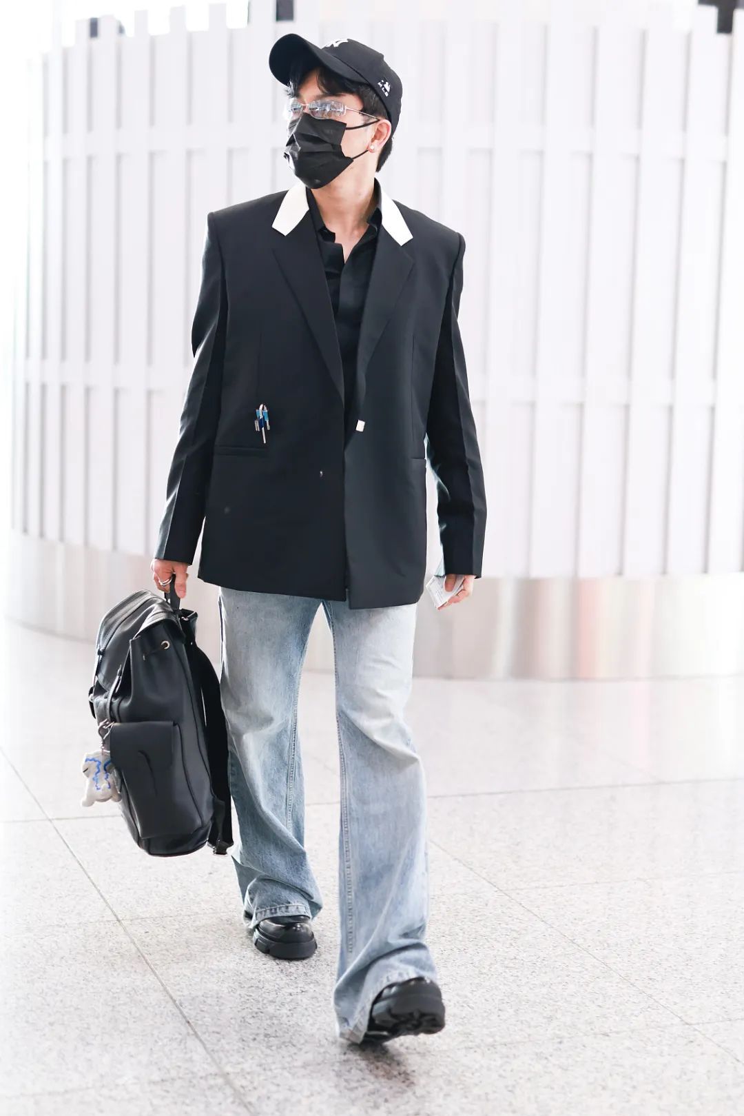 男星街拍 | 吴建豪大佬范看车展,莱兔少爷也进军美妆界?__财经头条