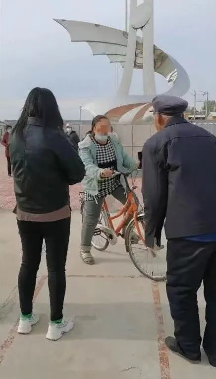 89岁老父亲突然忘记儿子已去世，常常外出寻找！爱心村民每天善意劝他回家休闲区蓝鸢梦想 - Www.slyday.coM