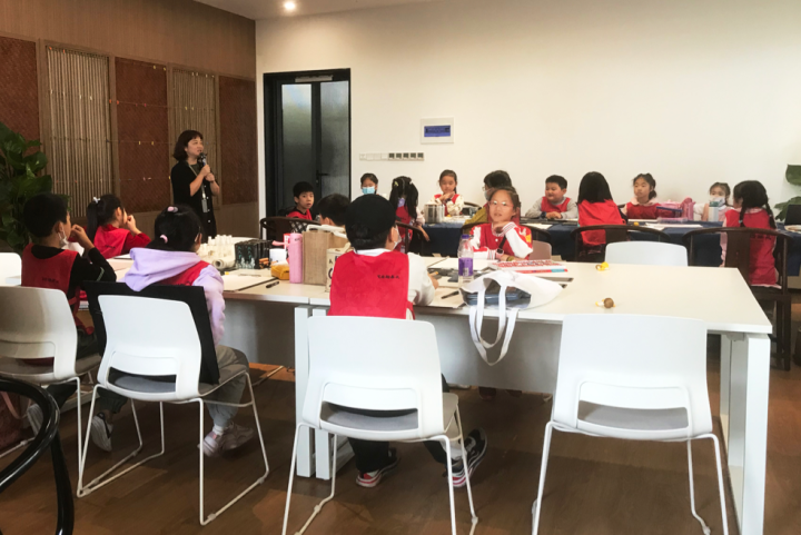 吴山明美术馆举办了一场艺术雅集，杭州青少年活动中心的孩子们席地而画休闲区蓝鸢梦想 - Www.slyday.coM