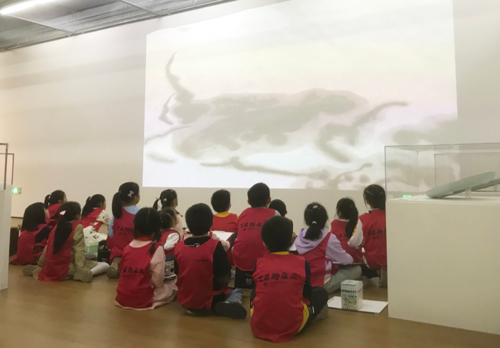 吴山明美术馆举办了一场艺术雅集，杭州青少年活动中心的孩子们席地而画休闲区蓝鸢梦想 - Www.slyday.coM