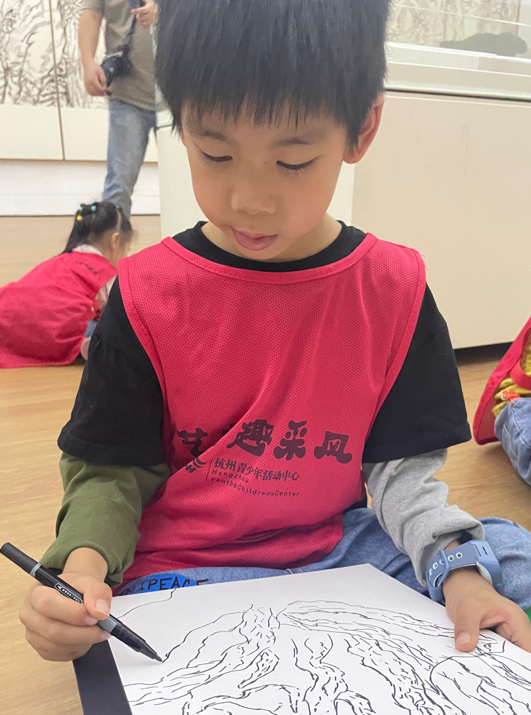 吴山明美术馆举办了一场艺术雅集，杭州青少年活动中心的孩子们席地而画休闲区蓝鸢梦想 - Www.slyday.coM