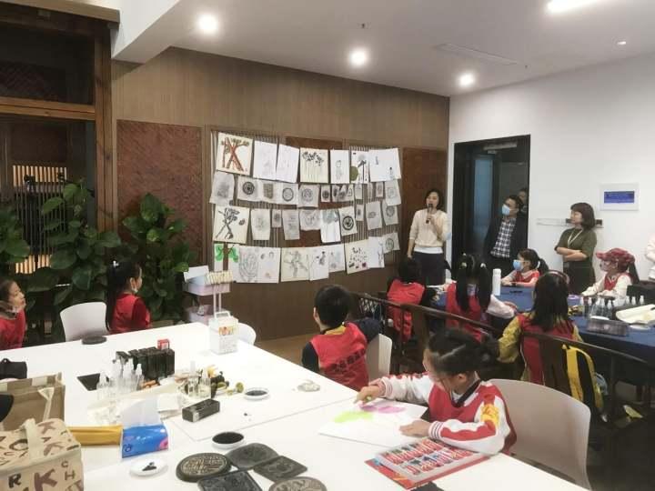 吴山明美术馆举办了一场艺术雅集，杭州青少年活动中心的孩子们席地而画休闲区蓝鸢梦想 - Www.slyday.coM