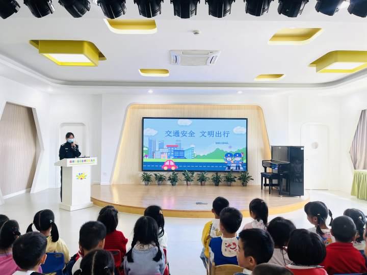 幼儿园里来了交警姐姐，娃娃们认真学习交通安全知识休闲区蓝鸢梦想 - Www.slyday.coM