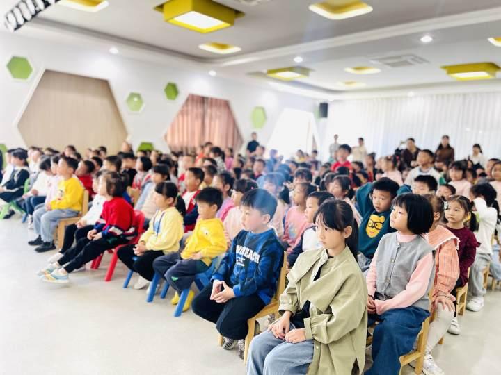 幼儿园里来了交警姐姐，娃娃们认真学习交通安全知识休闲区蓝鸢梦想 - Www.slyday.coM