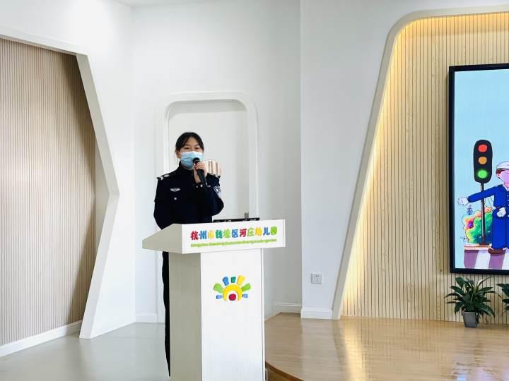 幼儿园里来了交警姐姐，娃娃们认真学习交通安全知识休闲区蓝鸢梦想 - Www.slyday.coM