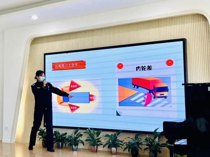 幼儿园里来了交警姐姐，娃娃们认真学习交通安全知识休闲区蓝鸢梦想 - Www.slyday.coM